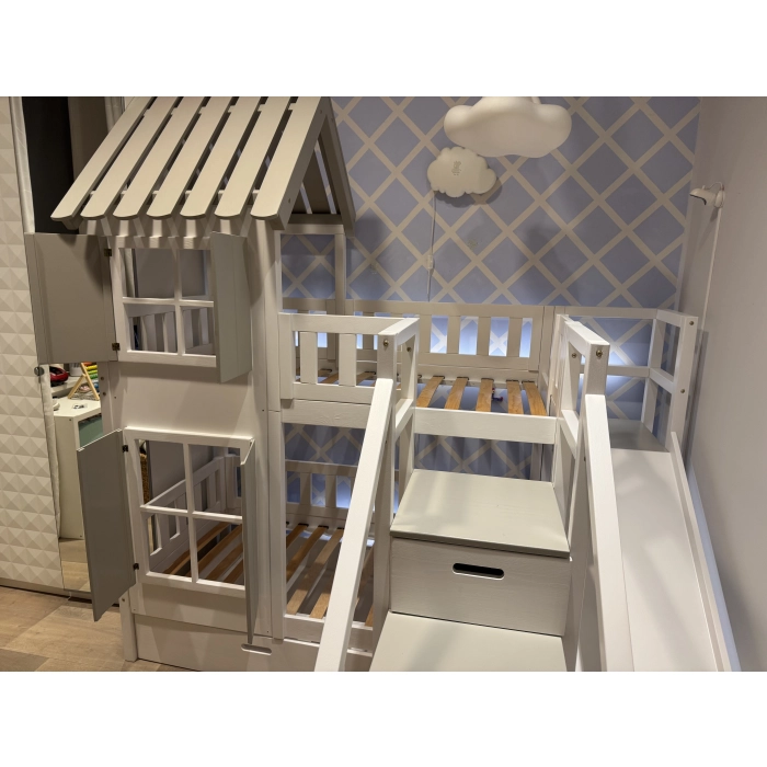 Łóżko piętrowe dziecięce domek na wymiar ze schodami i zjeżdżalnią